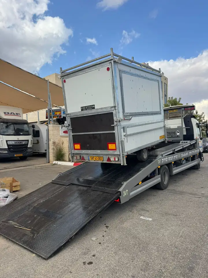 גרר של שילת עם משאית קלה על משטח הגרר