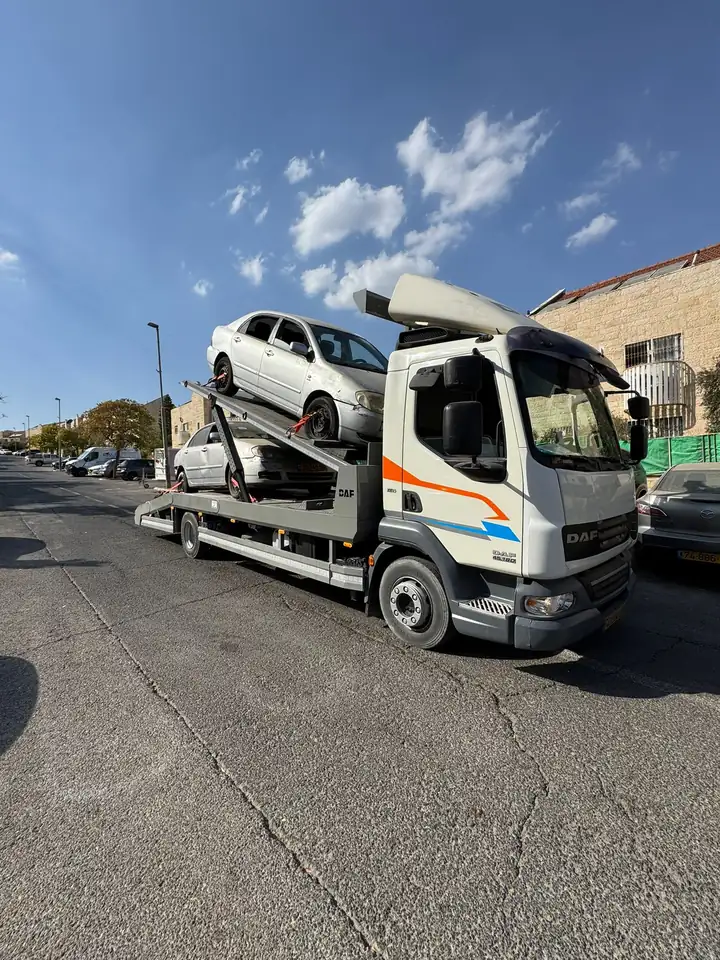 גרר דו־קומתי של שילת עם רכב פרטי