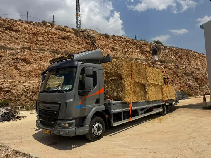 הגרר של שילת מוביל חבילות קש בשטח